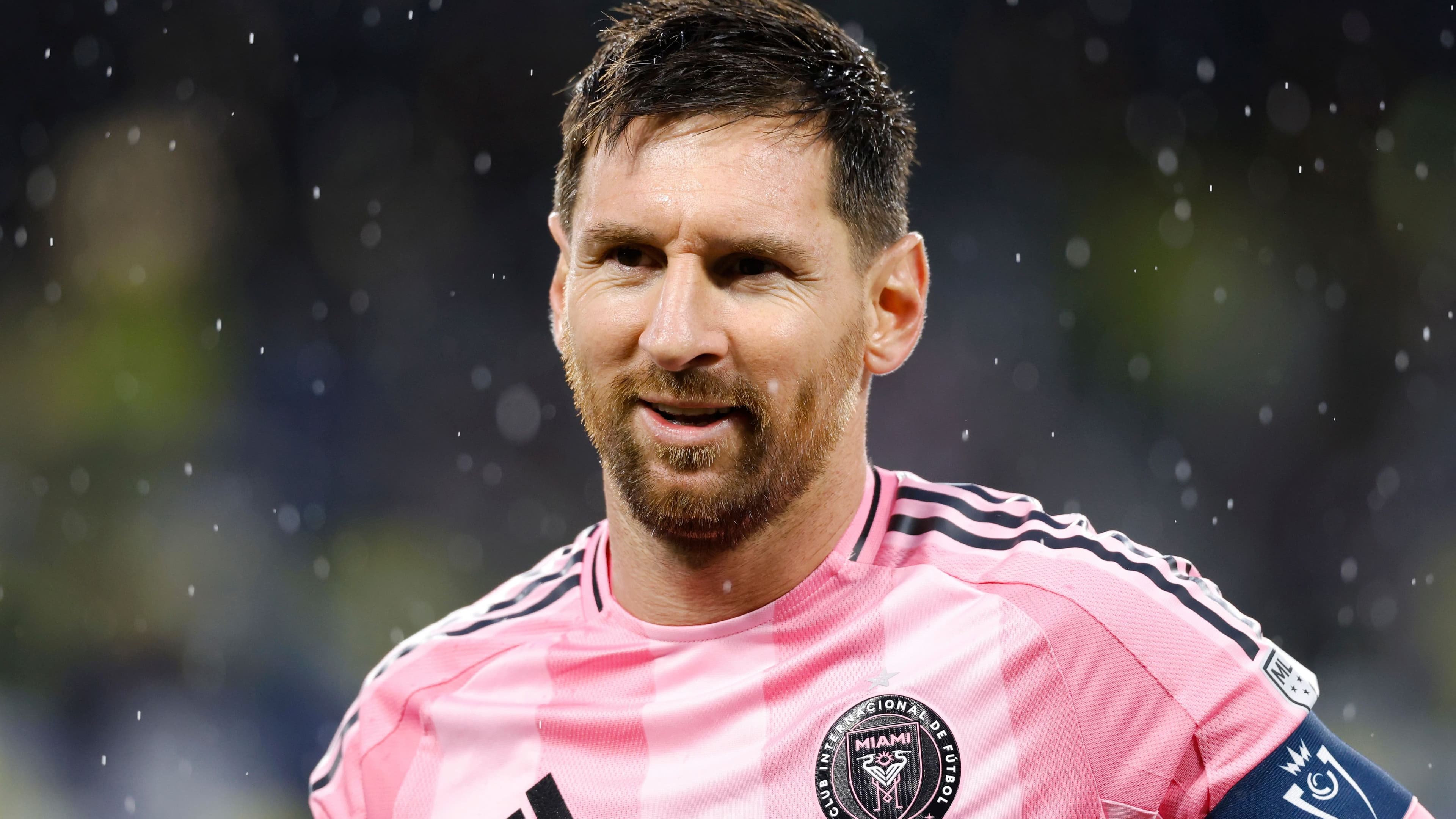 فيديو: رونالدو تحت التهديد.. ميسي يسجل الهدف 900