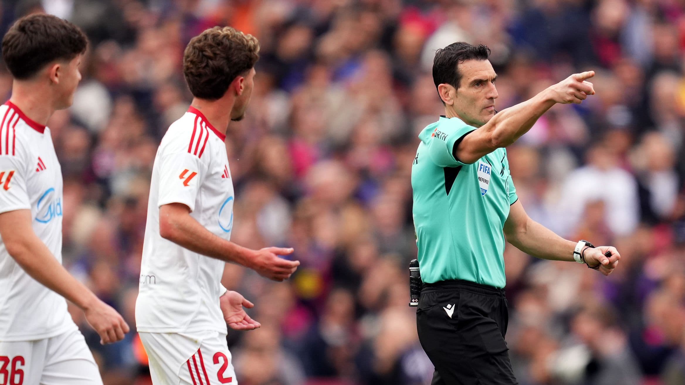 هل جامل الحكم برشلونة بمنحه ركلتي جزاء؟