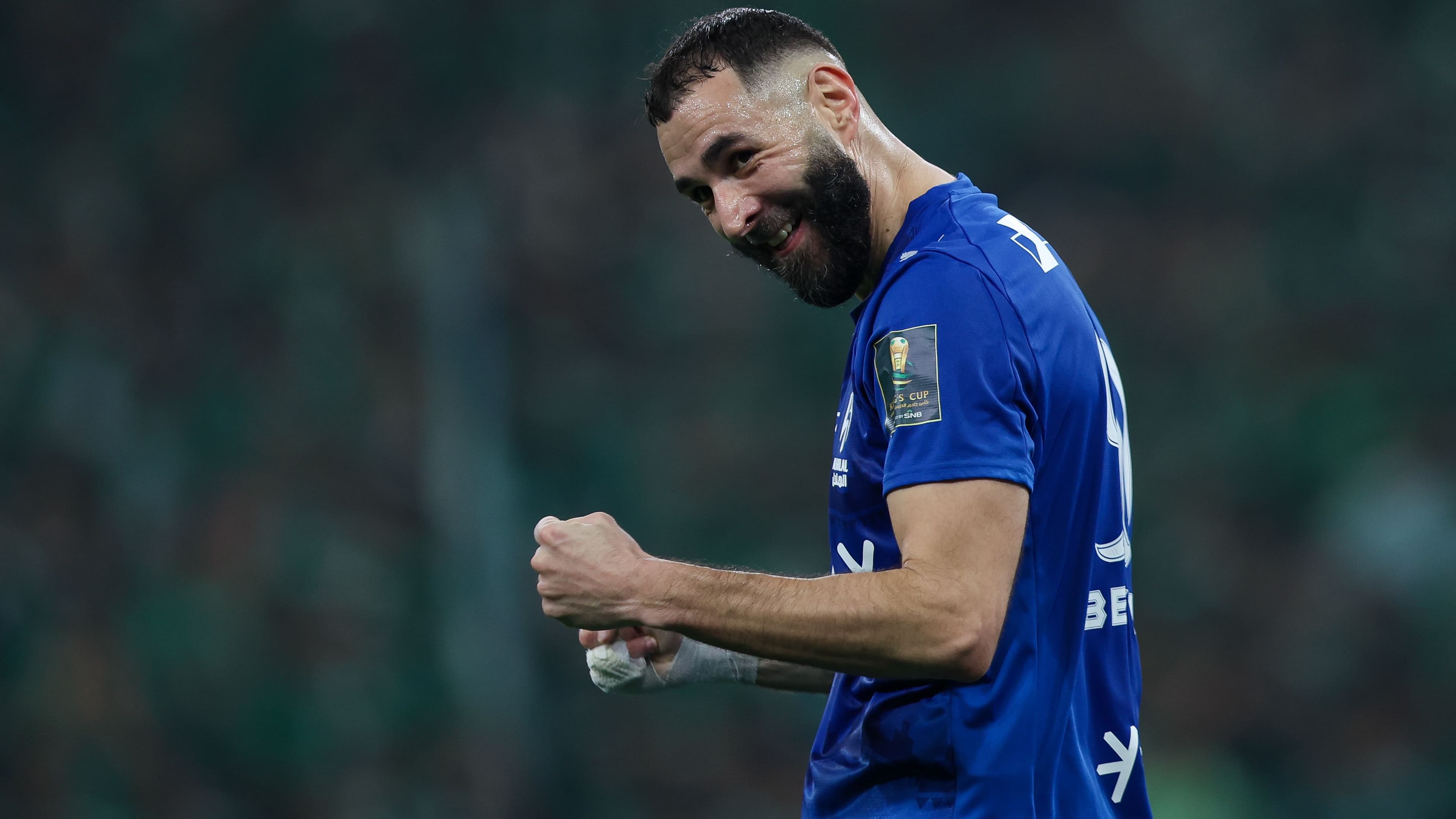 بالفيديو: "هل تريد قميصي؟".. طلب بنزيما يثير دهشة لاعب جزائري