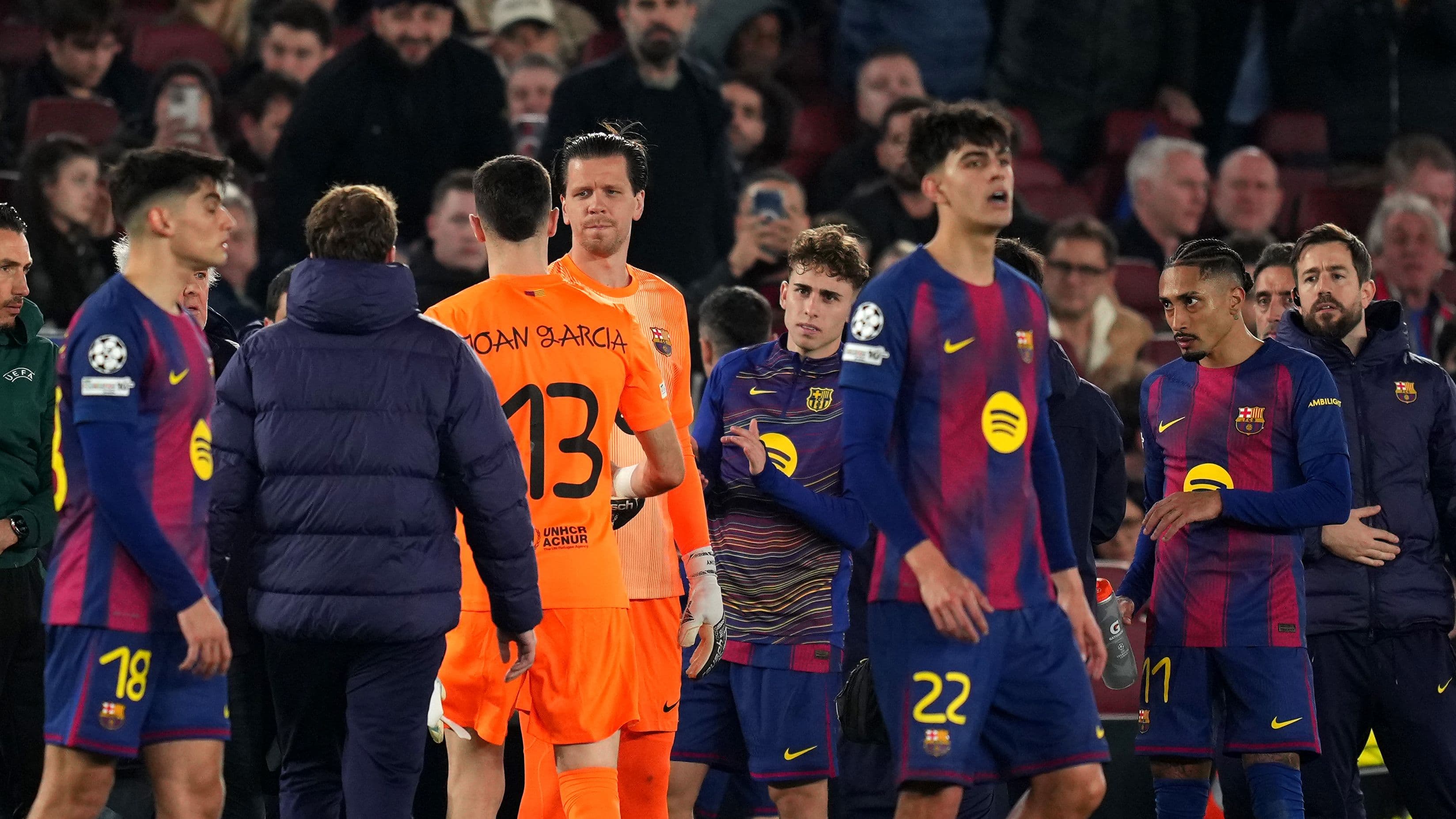 نجم برشلونة يلمح إلى رحيله