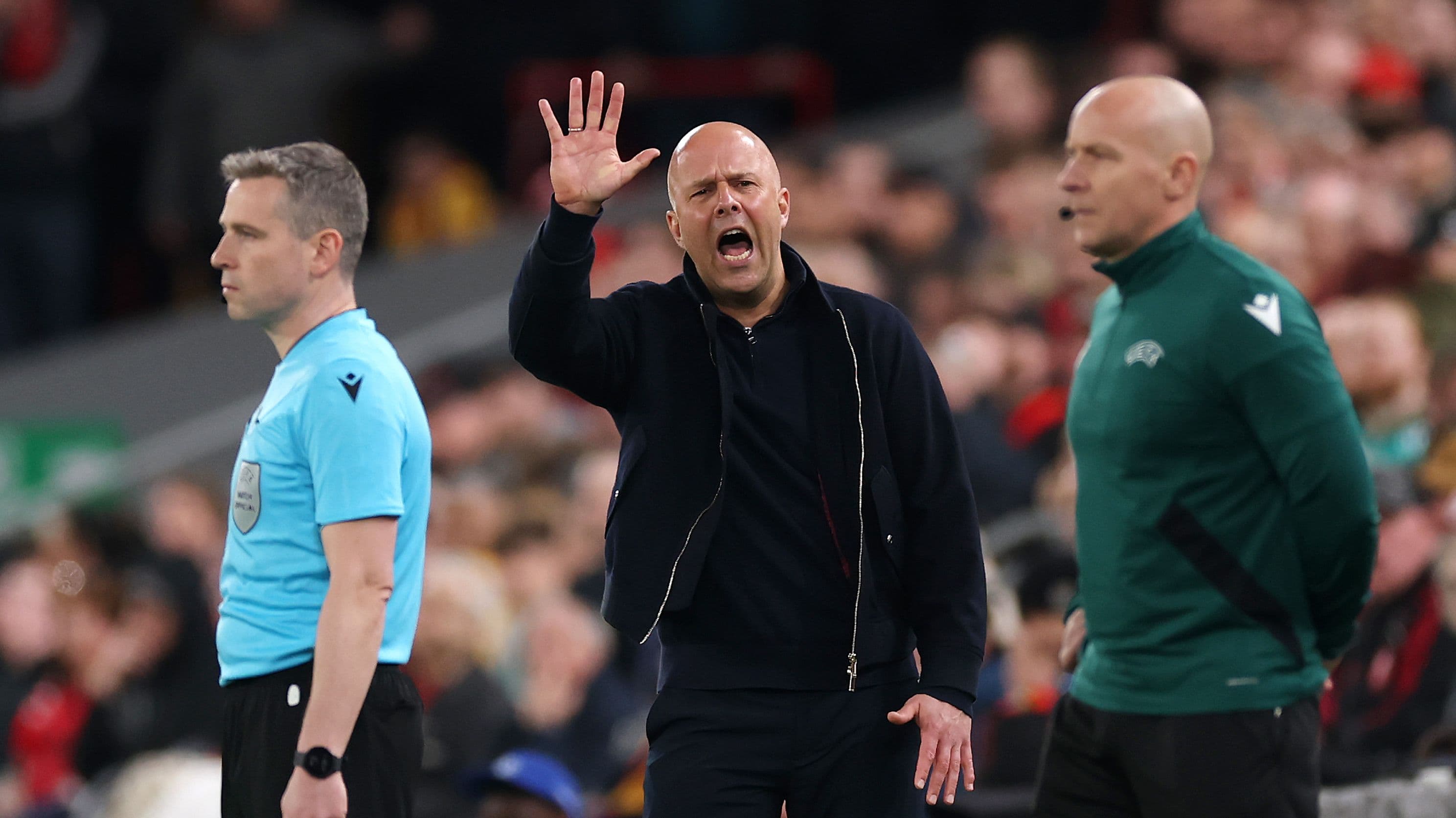 آرني سلوت يتلقى تحذيرا من تكرار "لعبة رمي العملة"