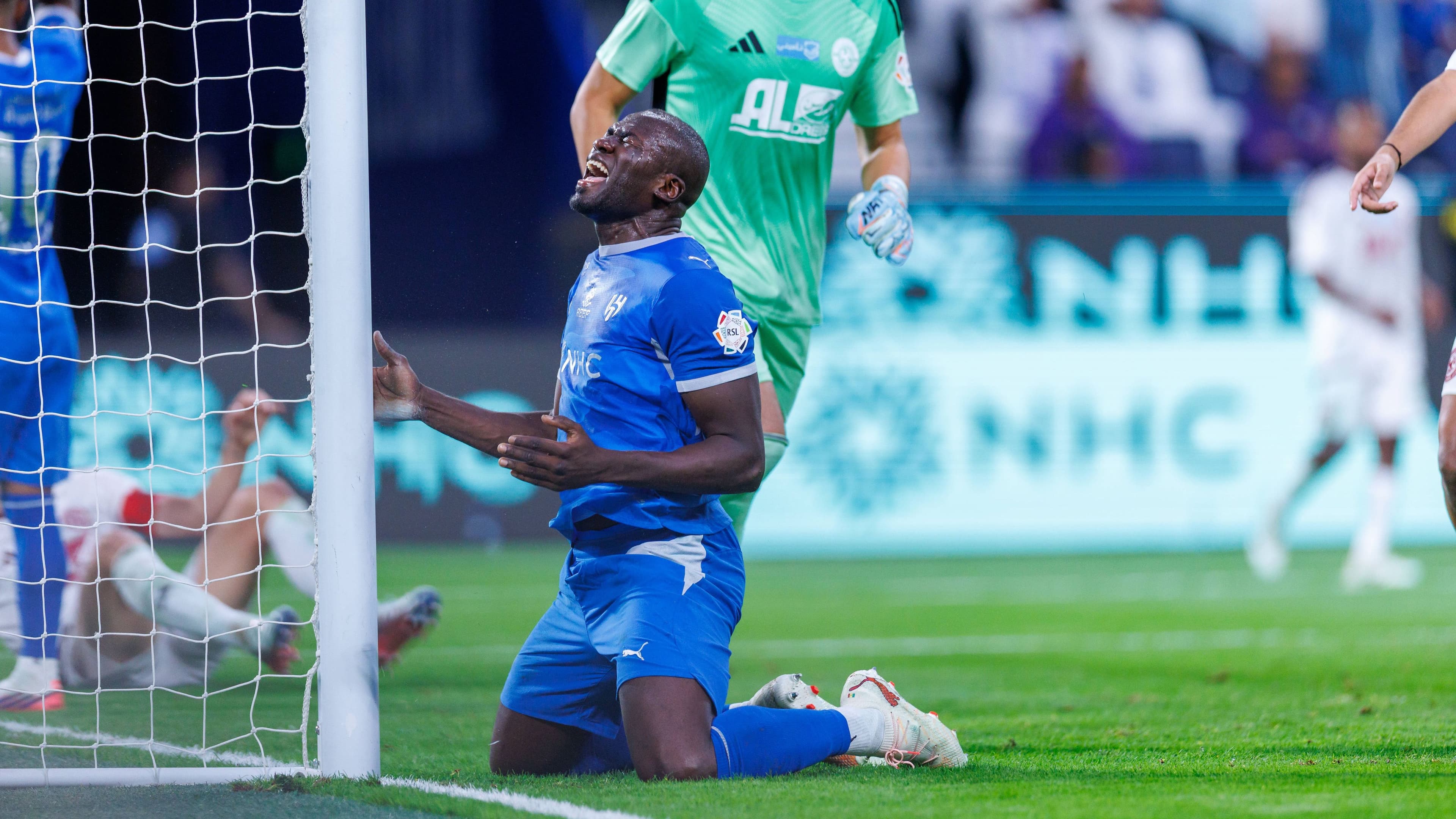 بعد صدمة بونو.. كوليبالي والعويس يورطان الهلال أمام نيوم