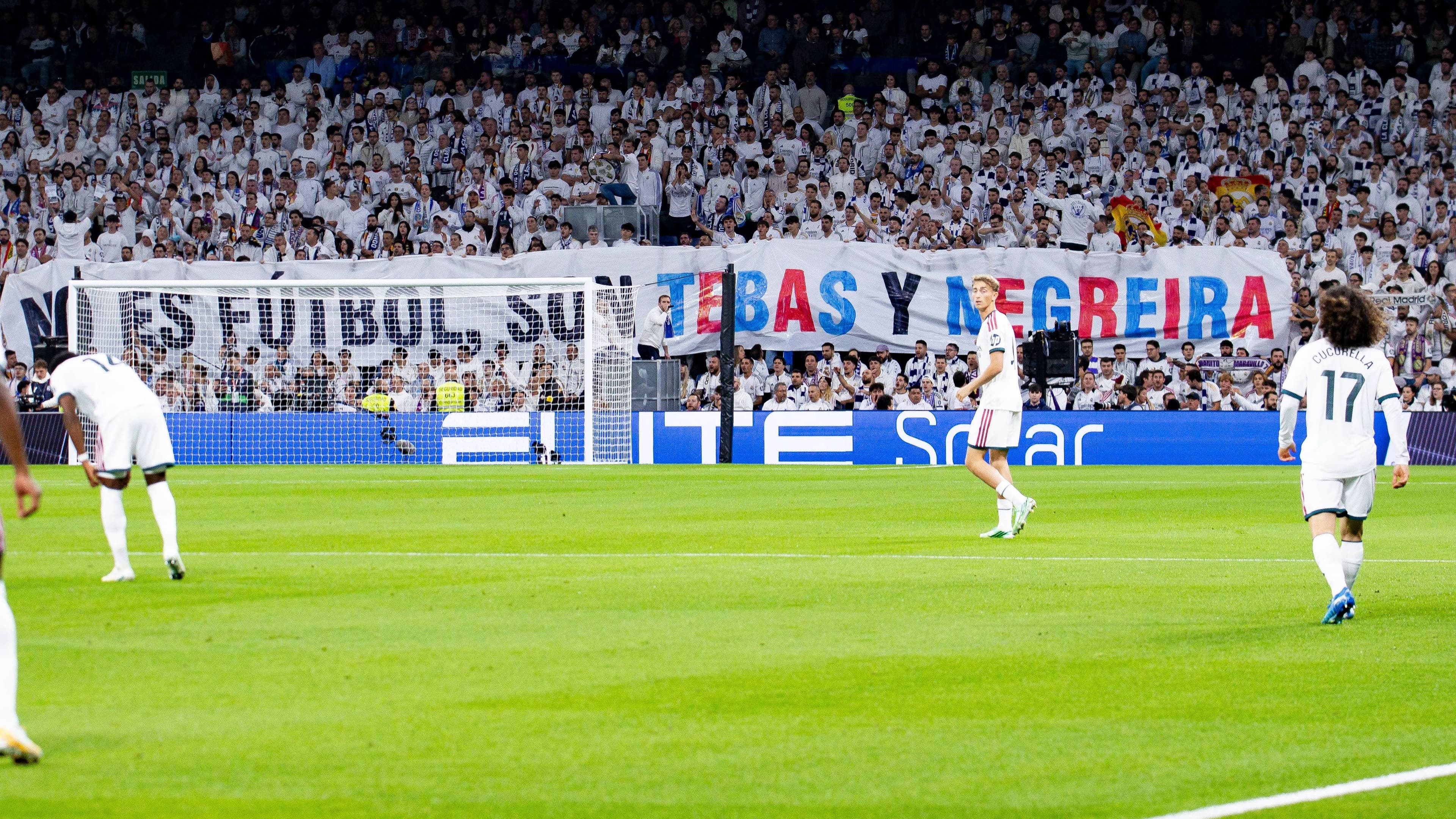 مشجعون ريال مدريد يحتجون ضد تيباس ونيجريرا في سانتياجو برنابيو
