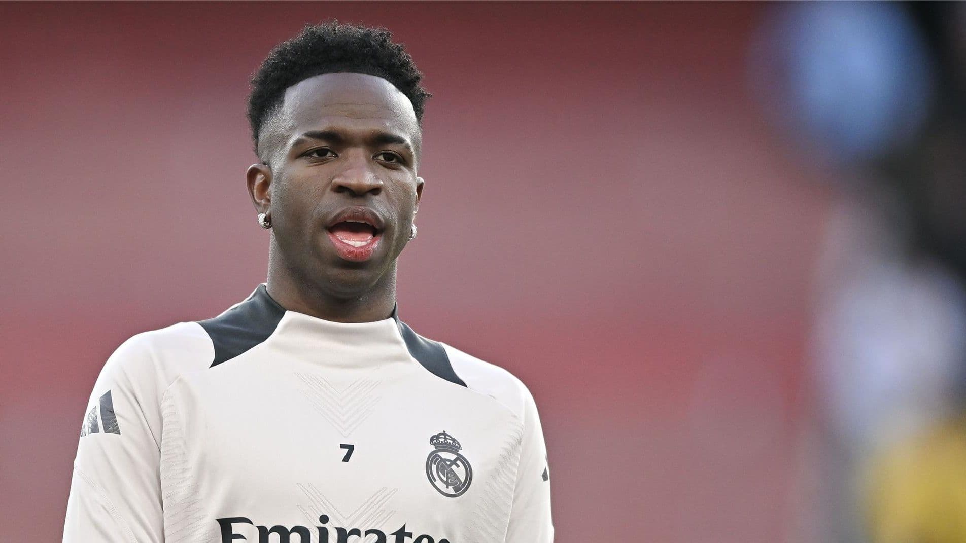 صورة.. فينيسيوس يثبت كلامه عن نجم ليفربول