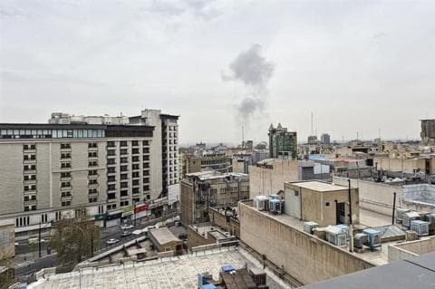 تفعيل الدفاعات الجوية شرق طهران عقب غارات إسرائيلية على "منشآت عسكرية"، وتقارير عن استعدادات أمريكية لعمليات برية