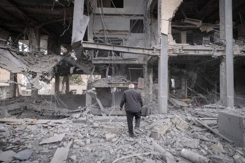 نتنياهو يقول إن أهداف الحرب مع إيران قد تحققت "أكثر من نصفها"، وغارات إسرائيلية جديدة على طهران
