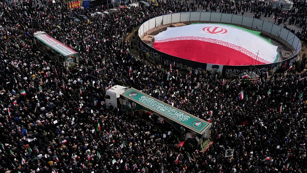 تشييع قادة إيرانيين في طهران بعد مقتلهم في غارات أمريكية إسرائيلية