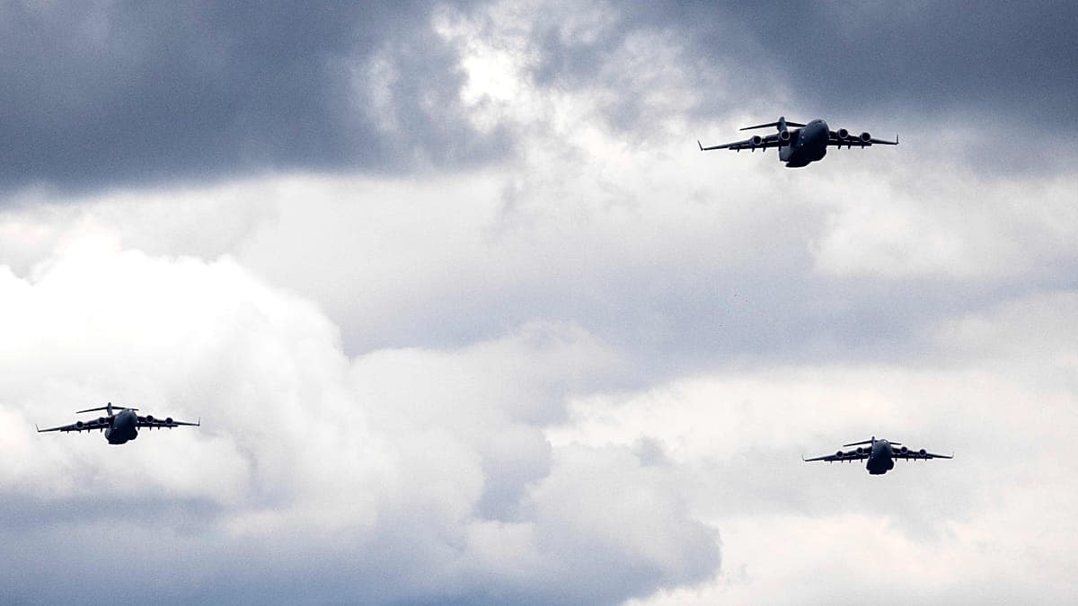 واشنطن وحلفاؤها يطلقون "معركة هرمز": "A-10" و"أباتشي" تستهدف الزوارق والمسيّرات الإيرانية