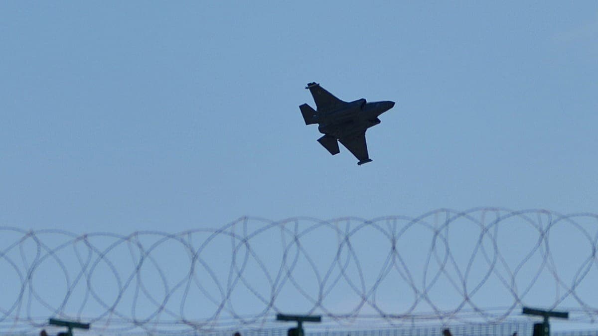 بعد إسقاط المقاتلة الأمريكية فوق إيران.. هل وقع الطيار في الأسر؟