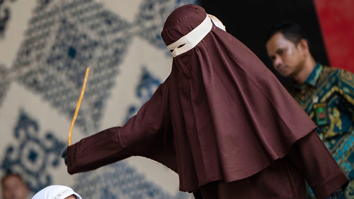 بسبب "قبلة" على تيك توك.. محكمة شرعية تعاقب شابًا وامرأة بـ "21 جلدة" في إندونيسيا