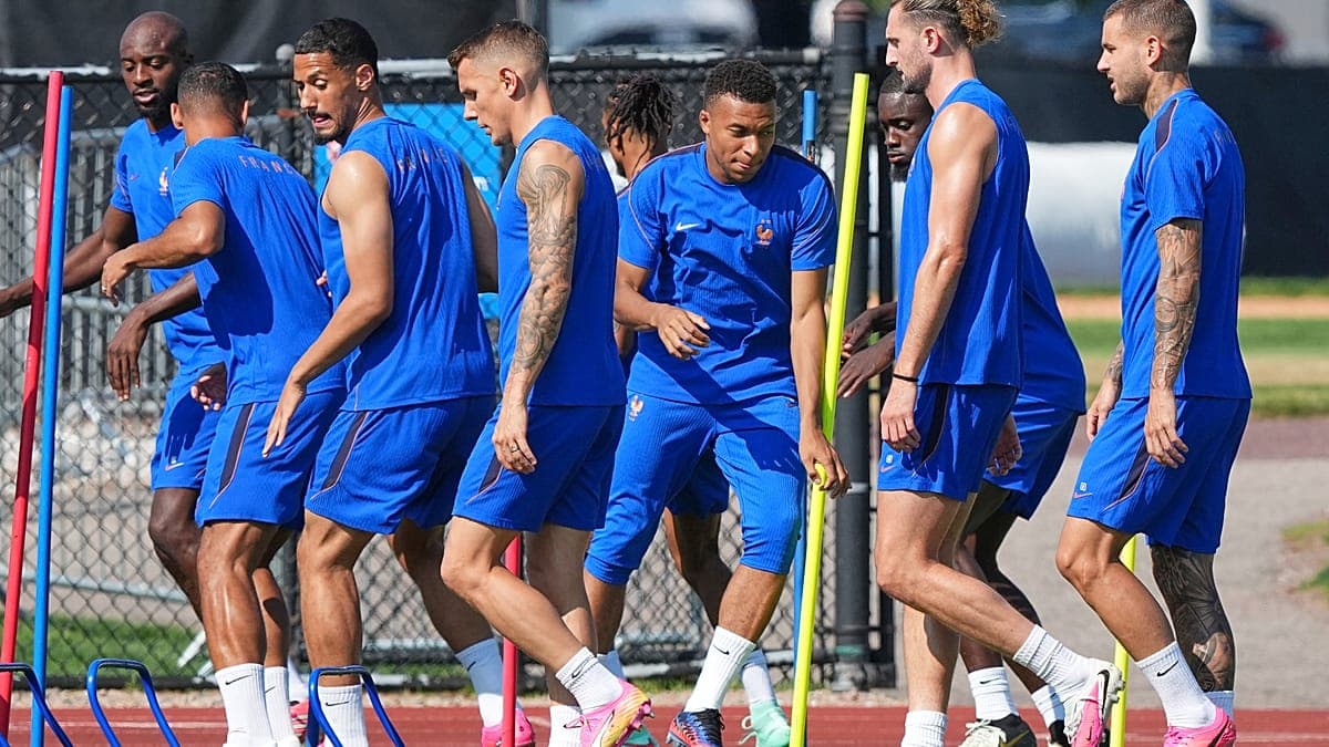 بلدية باريس تتزين بألوان منتخب فرنسا قبل ربع نهائي كأس العالم
