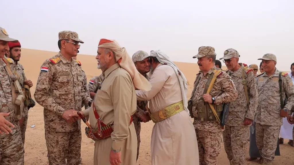 نائب رئيس هيئة التدريب ومسؤولون في وزارة الدفاع يتفقدون أبطال الجيش في جبهات القتال جنوب مأرب