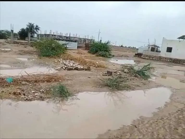 كارثة إنسانية في أبين.. قرى ”النجمة الحمراء” و”الحجر” تغرق والسكان يصرخون طلباً للنجدة!