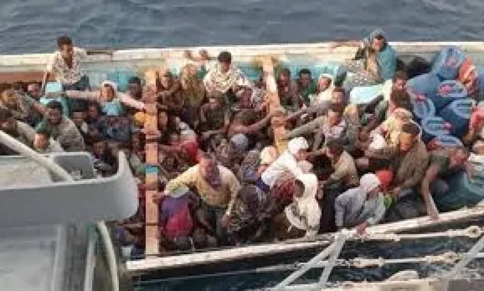 120 مهاجراً بينهم أطفال محشورون في قارب واحد.. واليمن تكشف خطة خطيرة!