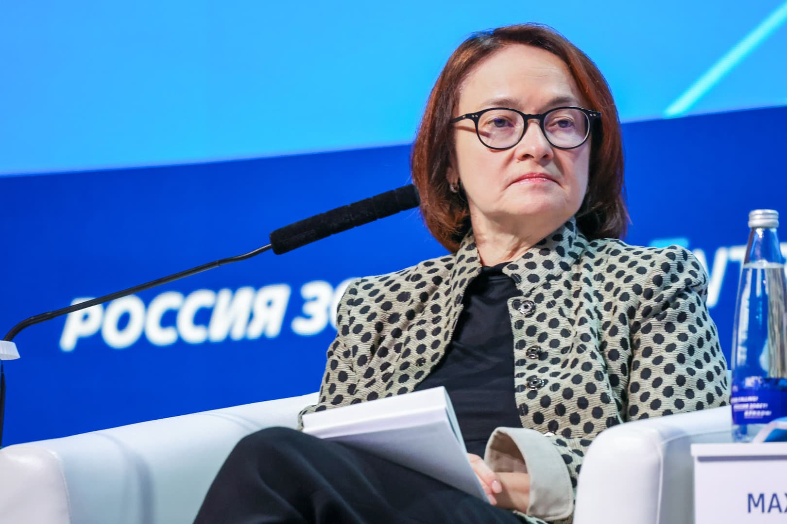 البنك المركزي الروسي يحدد أسباب تراجع الروبل