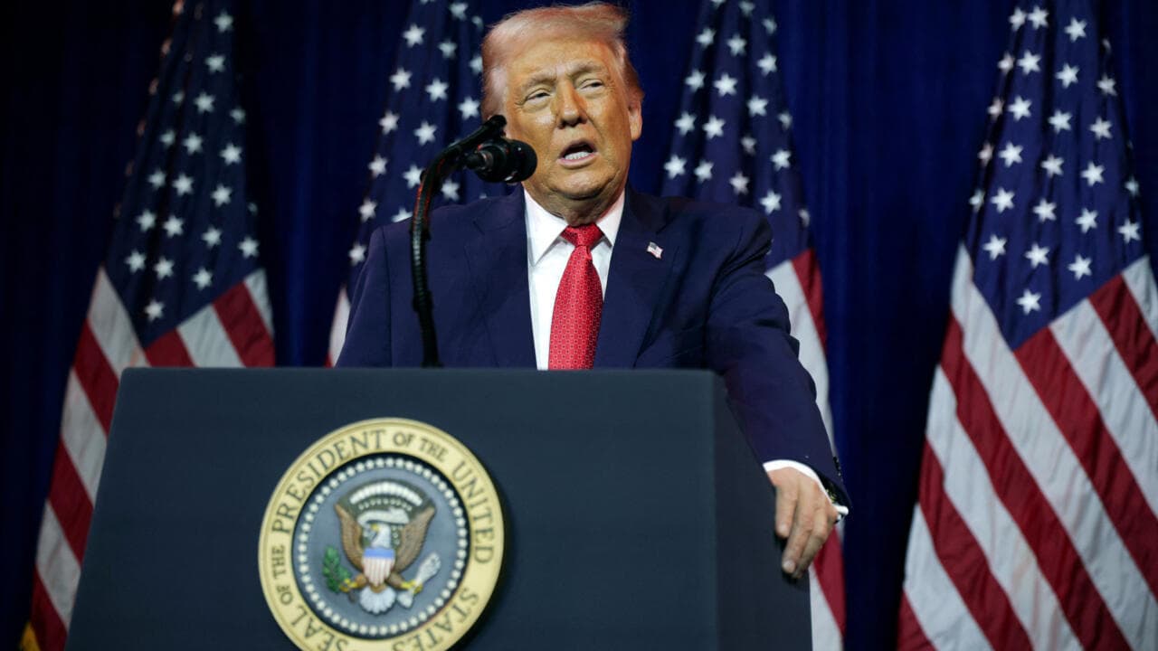 ترامب يهدد بمقاضاة مقدم حفل غرامي بعد تهكمه بعلاقته بإبستين