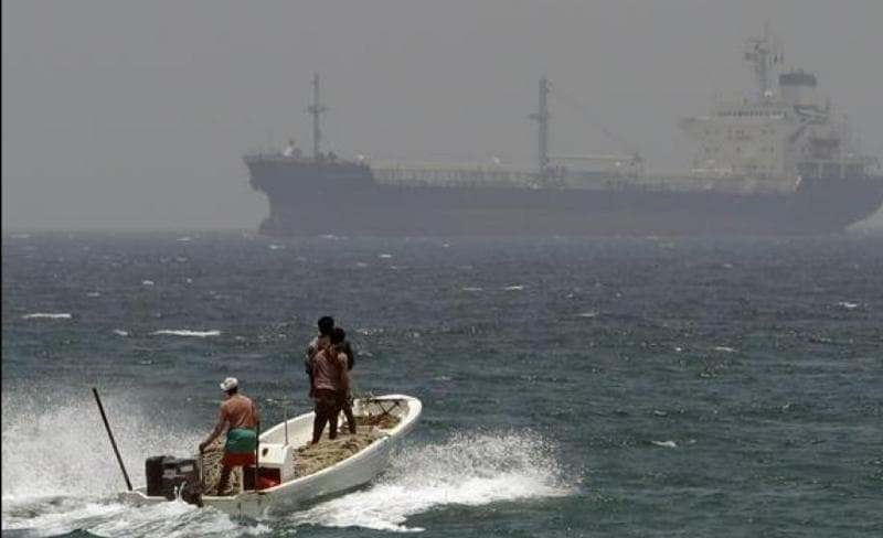 البحرية الأمريكية تحذر السفن من تهديد الحوثيين في البحر الأحمر وتدعو لتعطيل نظام التتبع الآلي