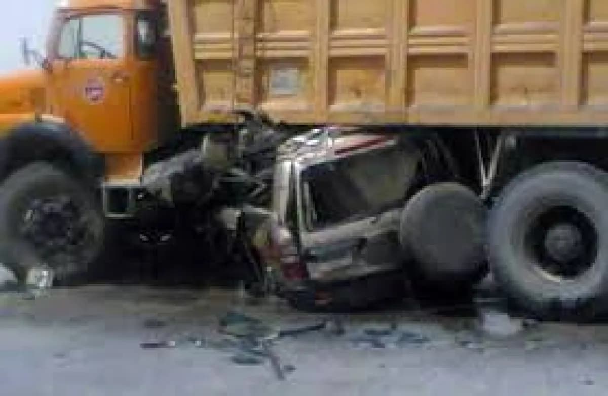 حادث مأساوي بين سيارة وشاحنة يخلف 7 ضحايا على طريق إب صنعاء