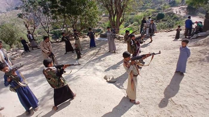 مليشيا الحوثي تقمع المعلمين وترصد الطلاب في أربع محافظات يمنية