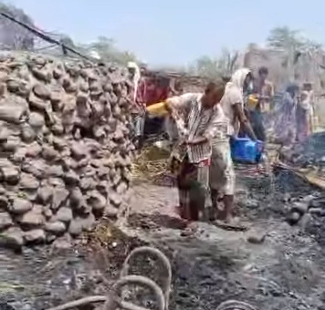 حريق كبير يلتهم منزلاً في قرية السلطنة بعزلة الأهمول في مديرية موزع