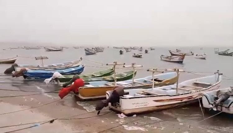 رياح شديدة وتدمير قوارب في مديرية الخوخة بالحديدة