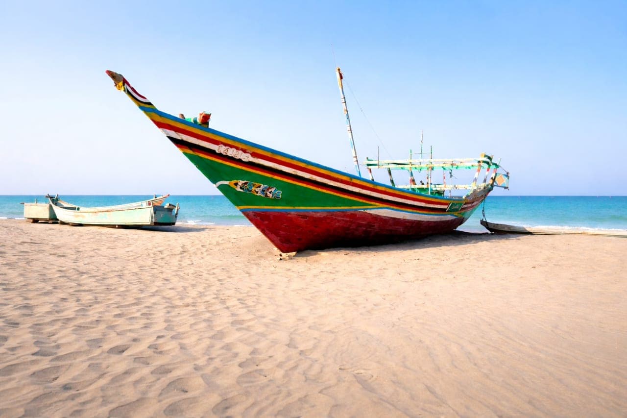 صناعة القوارب الخشبية في الخوخة تراث يغرق في زحف “الفيبرجلاس”