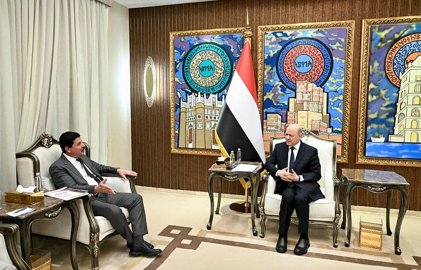 العليمي يتسلم التقرير الرابع عشر للجنة الوطنية للتحقيق ويوجه بتوسيع الرصد الميداني