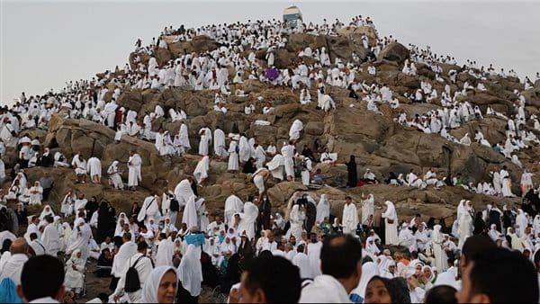 حجاج اليمن يؤدون ركن الحج الأعظم على صعيد عرفات وسط أجواء إيمانية وتنظيم ميداني متكامل
