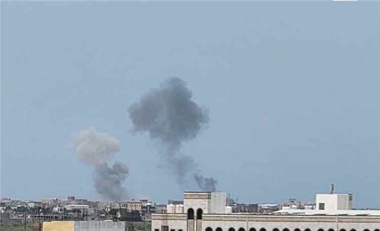 7 قتيل و30 جريحاً في هجوم حوثي على المخا الخوخة، والصحة تطالب بحماية المرافق الصحية