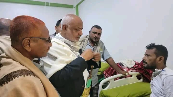 محافظ الحديدة يتفقد الحالة الصحية لمدير صندوق النظافة والتحسين بالخوخة