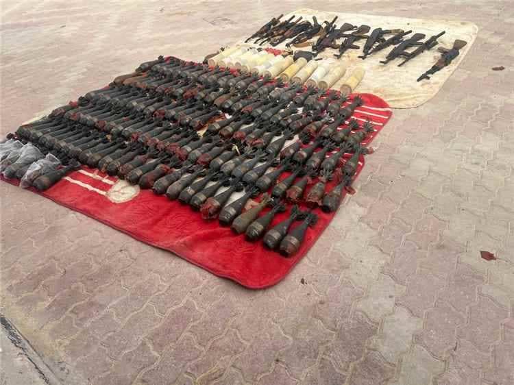 درع الوطن تحبط تهريب شحنة أسلحة وذخائر في مديرية شحن بالمهرة