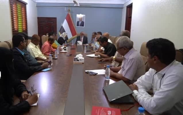 محافظ الحديدة يناقش مع المنظمات الإنسانية تعزيز الاستجابة للنازحين
