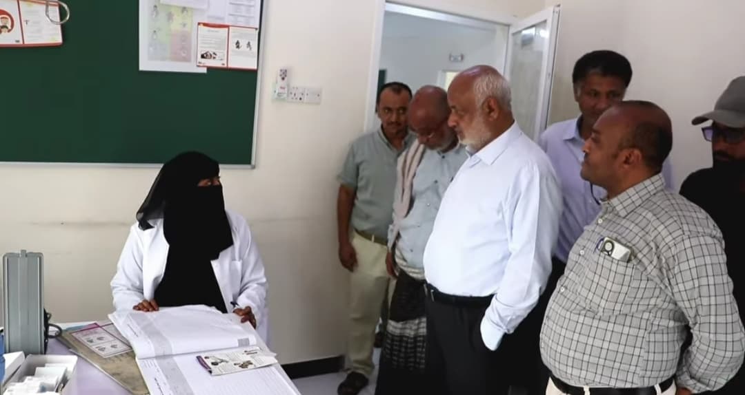 محافظ الحديدة يتفقد خدمات مستشفى الأمومة والطفولة بالخوخة ويؤكد دعم القطاع الصحي