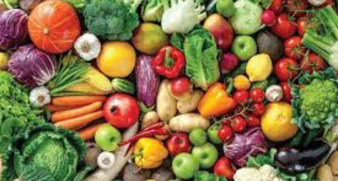 أسعار الخضروات والفواكه في عدن: ارتفاع وانخفاض متفاوتان