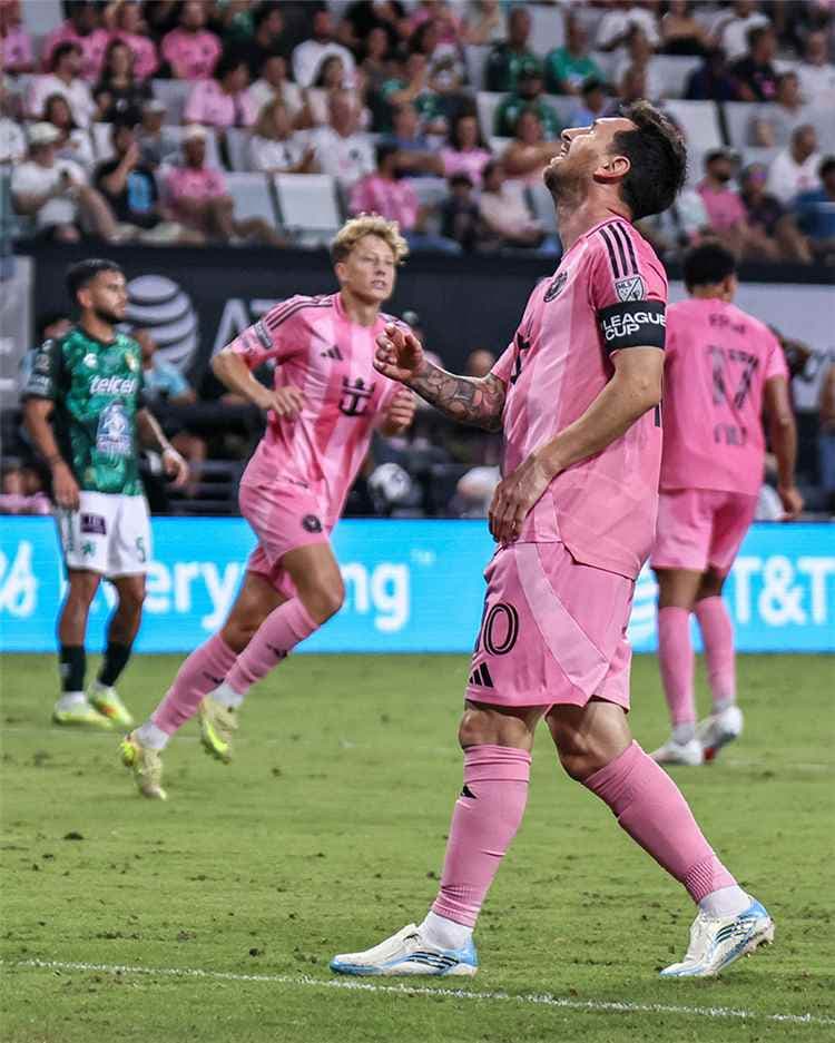 ميسي يعود بعد وفاة والده... في ليلة وداع إنتر ميامي من كأس الدوريات