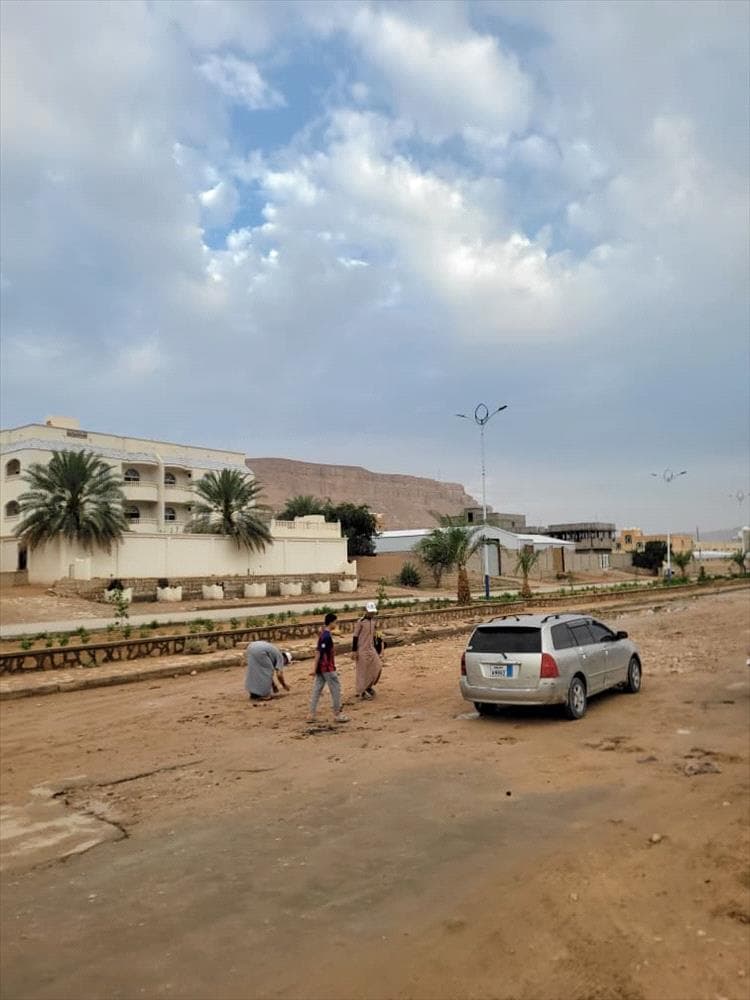 في ثاني أيام العيد.. مبادرة أنت وطن تواصل عطاءها بإزالة آثار الأمطار وتسهيل حركة السير بمدينة سيئون