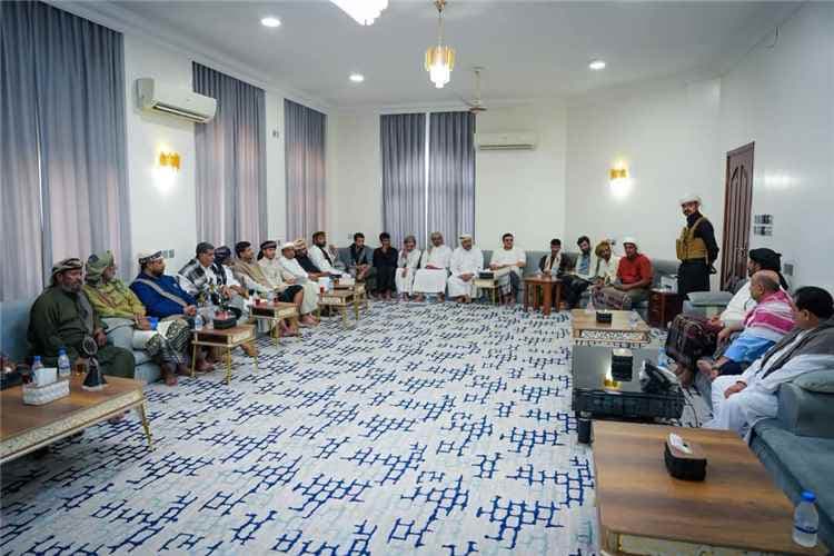 الخنبشي يبحث مع مسؤولين ووجهاء وأعيان من محافظتي شبوة والمهرة الأوضاع العامة وتعزيز التنسيق والتعاون