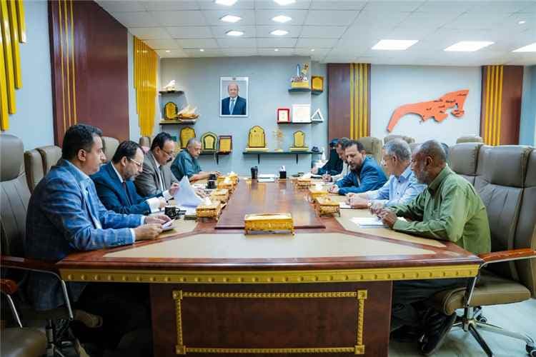 لقاء في عدن يناقش سبل تسريع مشاريع الطرق والخدمات المرتبطة بها