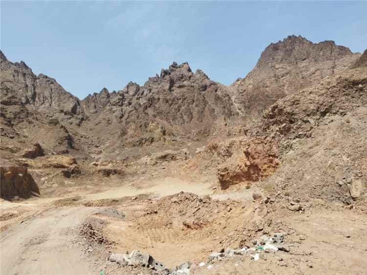 مدير البريقة يسترد المحاجر ويعزز سيادة القانون