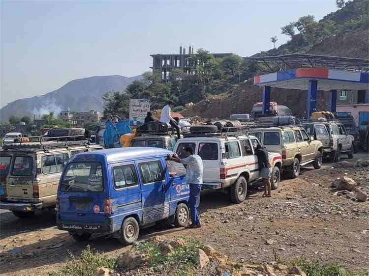 أزمة الغاز المنزلي تتفاقم في تعز وسط شكاوى من شح الإمدادات وازدحام محطات التعبئة