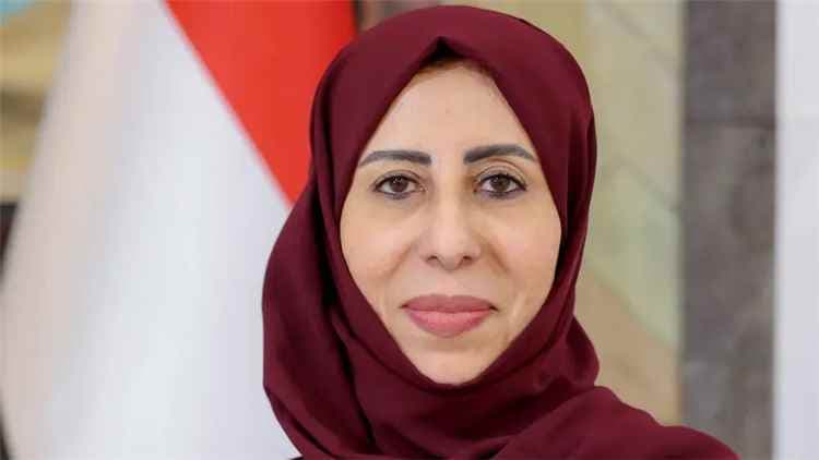 أول امرأة تتولى المنصب في تاريخ اليمن.. الزنداني يسلم حقيبة الخارجية لأفراح الزوبة بعد استكمال إصلاحات الوزارة