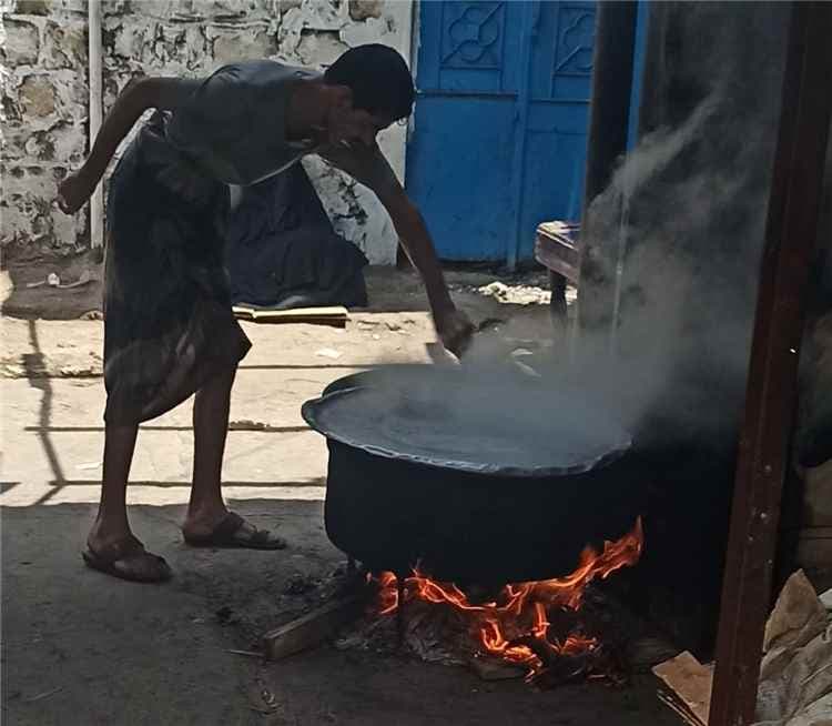 أزمة الغاز المنزلي تعيد سكان عدن للطبخ على الحطب