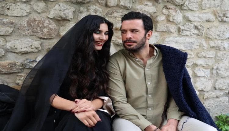 توبا بويوكستون تنشر صوراً ورسائل باللغة العربية في كواليس فيلمها الجديد سوي
