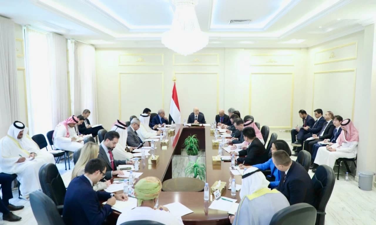 العليمي: الطائرة الإيرانية نقلت خبراء عسكريين وتقنيات لتطوير الصواريخ والمسيرات
