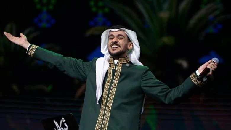 بعد عقد قرانه.. الفنان عايض يغني مع جمهوره في الرياض «طاب ليلك ياعريس»