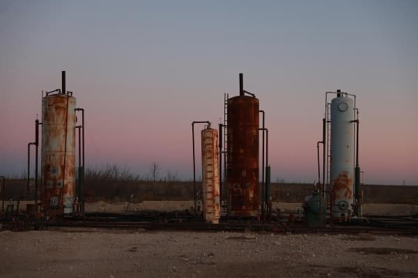 اقتصاد: الخام الأميركي يتجه لأول خسائر في 5 أسابيع مع سعي أميركا وحلفائها لزيادة الإمدادات